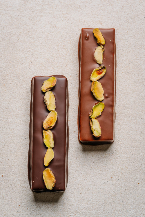 Barre praliné pistache, riz soufflé & guimauve