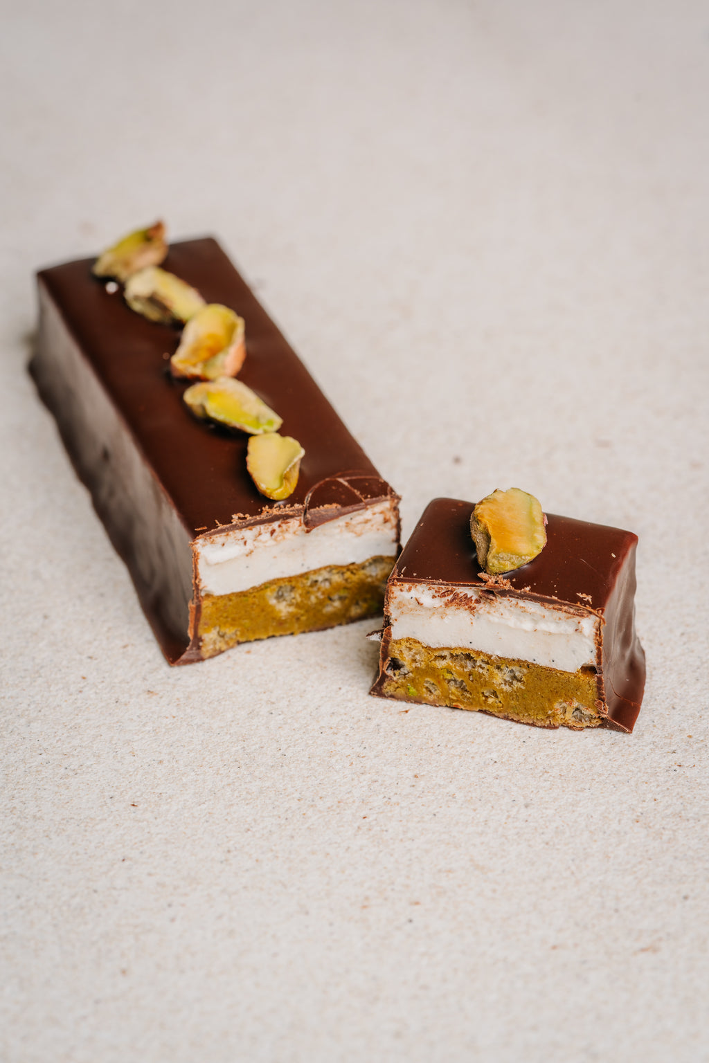 Barre praliné pistache, riz soufflé & guimauve