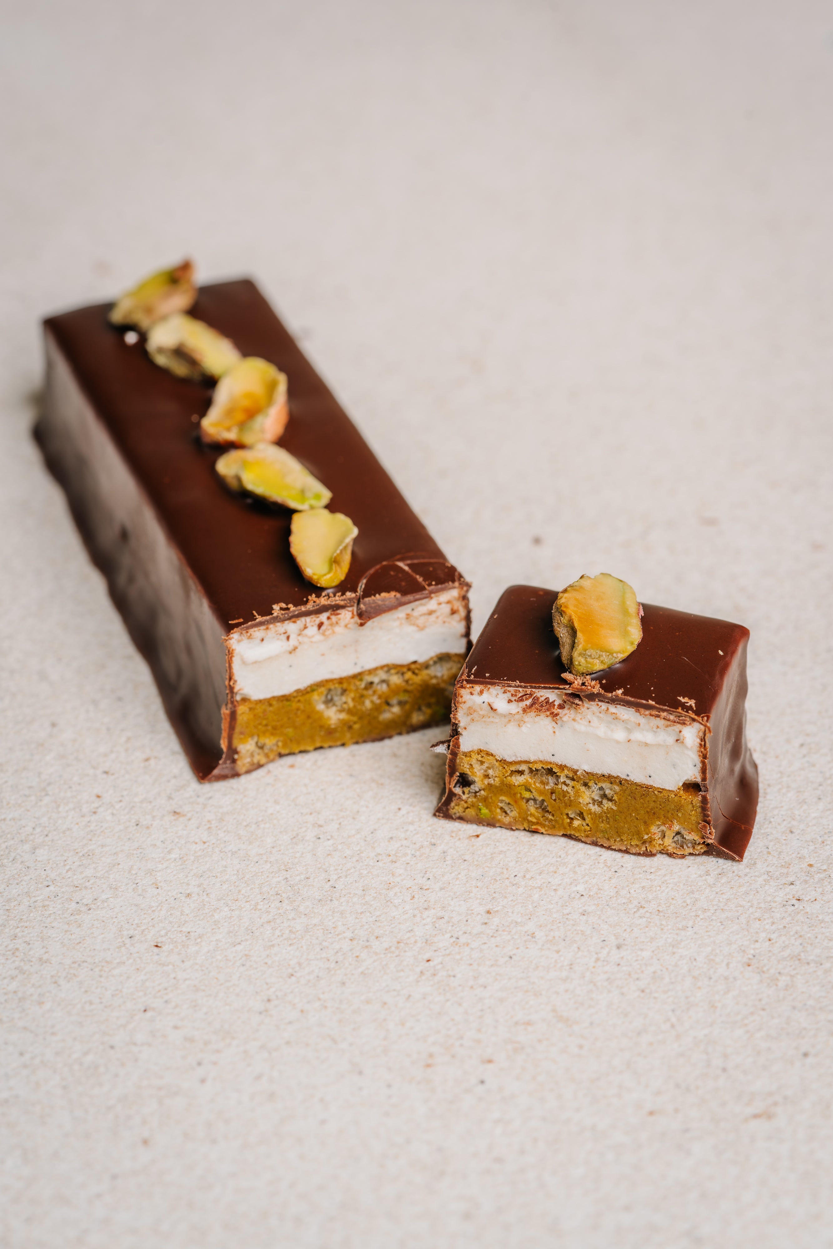 Barre praliné pistache, riz soufflé & guimauve