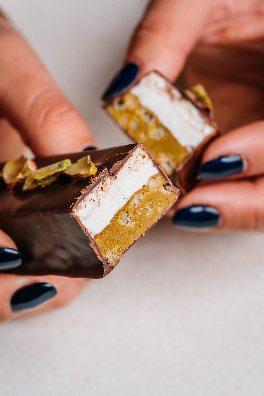 Barre praliné pistache, riz soufflé & guimauve